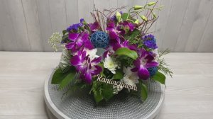 Композиция из орхидей с ротанговыми шарами