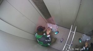В Москве камеры в лифте засняли курьера с поличным: мигрант поковырял в носу, а после потрогал десер