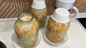 Хрустящая, квашеная капуста.