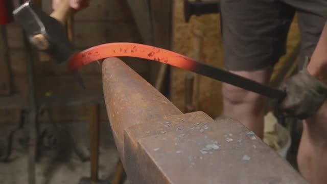 Кузнечное дело. Изготовление крюка для бруса смотреть онлайн