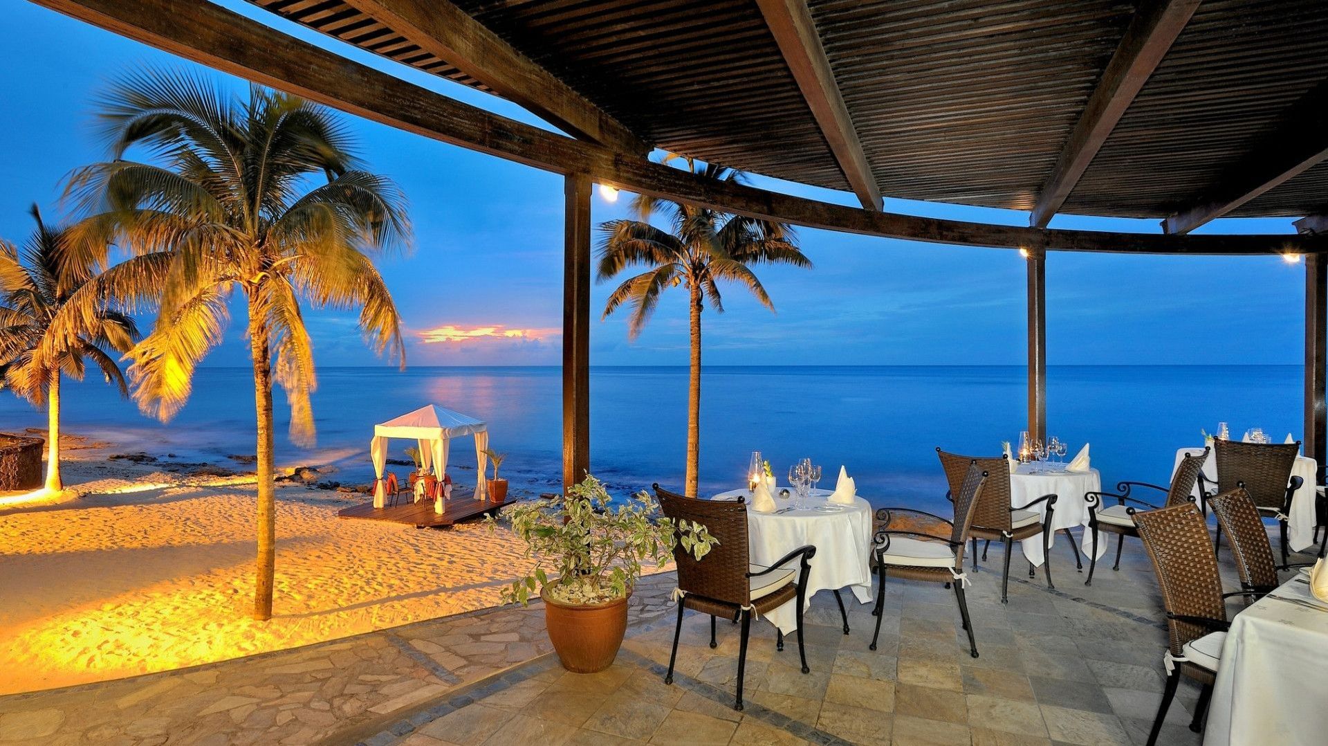 Кафе и море