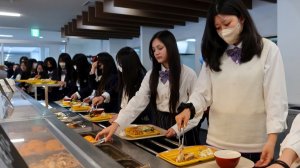 600 японских школьниц набрасываются на школьный пятничный буфет!