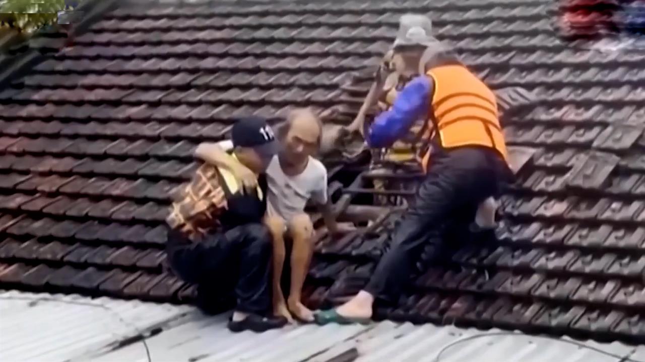 Эвакуируют через крыши: появились кадры масштабного наводнения во Вьетнаме.