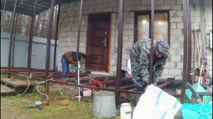 Привариваю дополнительные балки для будущих полов и делаю подпорки