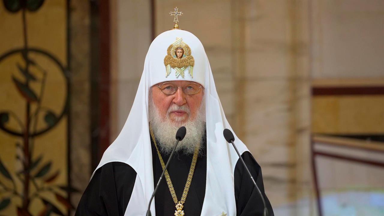 "Дать телефон" - патриарх Кирилл призвал россиян рассказывать о центрах помощи РПЦ.