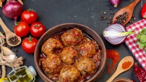 Тефтели с рисом и подливкой на сковороде