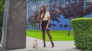 Девушка на улице показывает свои трусики +18