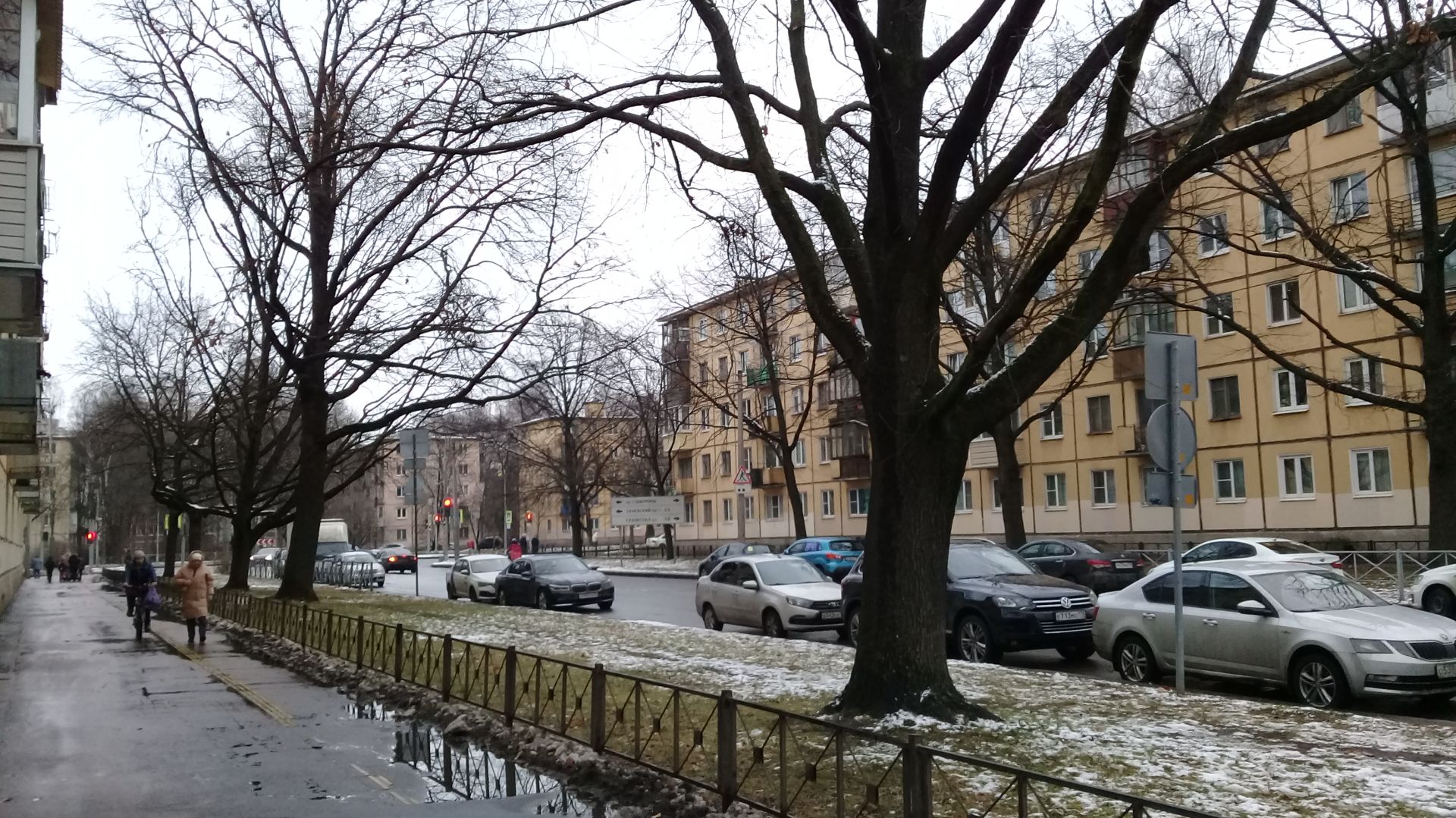 Утро, трамвай, мокрый снег...