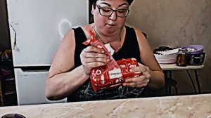 Денег только на картошку и горох, а остальное извела на Алоказии/ А детка приехала с подарком/