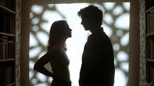 У окна стояли двое