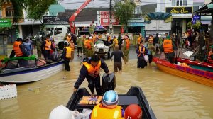 Дороги затоплены, оползни накрыли дома. Больше 50 человек погибли во время наводнения во Вьетнаме