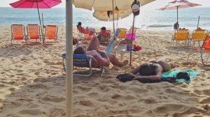 Красота пляжей Бразилии, спорт и   энергия красивых женщин в открытых купальниках и микробикини