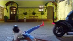 Уронил женщину с мотоцикла