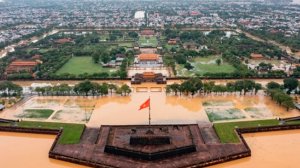 Число жертв наводнений и оползней во Вьетнаме увеличилось до девяноста человек