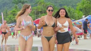 Красивые девушки в купальниках разгуливают по пляжу