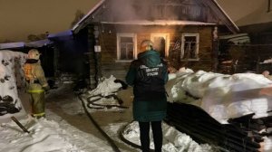 Два пенсионера погибли на пожаре в Архангельской области, идет проверка