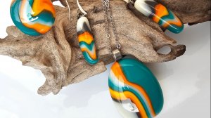 Яркие украшения ручной работы из стекла. Подвеска, серьги и кольцо.