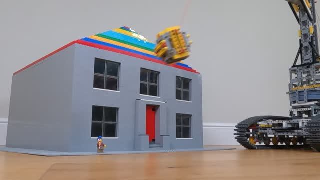 Разрушаем дом из конструктора LEGO! | Destroying a LEGO House! смотреть онлайн