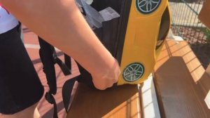 Марк, развлекается с Hot Wheels  игровыми наборами