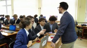 Все больше родителей выбирают для детей семейное обучение.