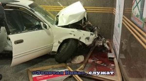 Легковушка влетела в станцию метро в Новосибирске, место ДТП сняли на видео