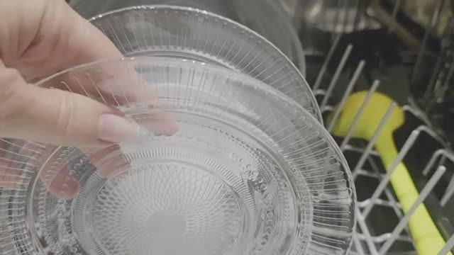 Как отмывает посудомоечная машина