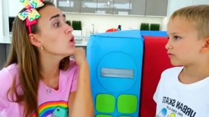 Ники и Влад играют с волшебной игрушечной микроволновкой!