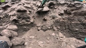 Строительство, экскаватор копает песок