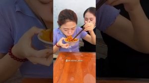 Video by Мукбанг. ASMR. Китайцы едят на камеру. Мокбанг (480p)