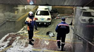 В Новосибирске автомобиль въехал во вход станции метро «Золотая Нива»