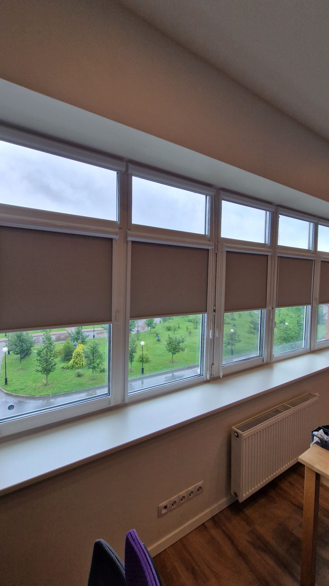 Кассетные рулонные шторки уни2. Ткань Карина блэкаут дымчатый