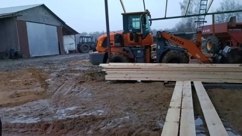 Монтаж балок пристройки навеса