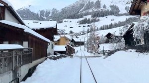 Вид из кабины поезда на первый снегопад - из Гштаада в Монбовон, Швейцария | Поезд MOB GoldenPass