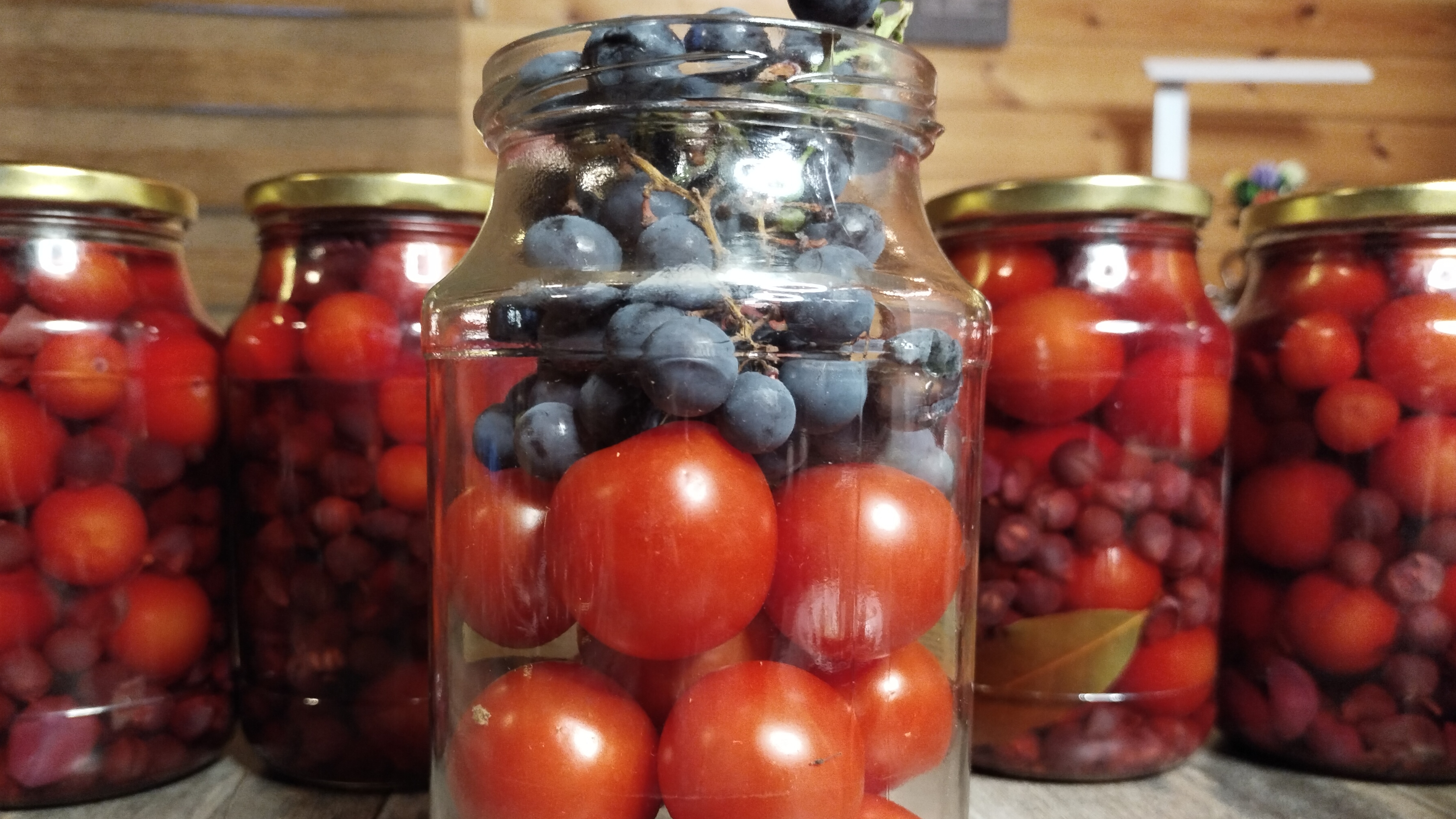 Помидоры "Черри" с виноградом "Изабеллой" дачный урожай мариную на зиму