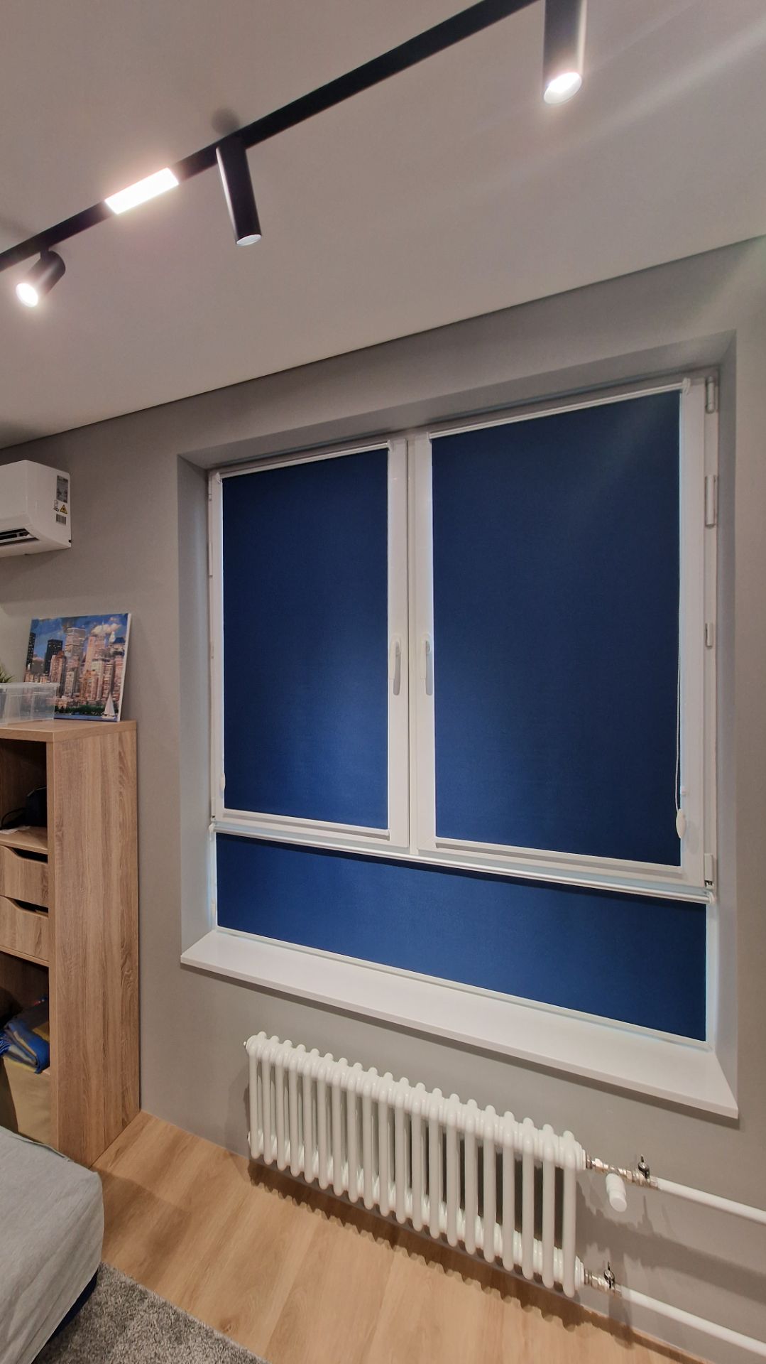 Рулонные шторки Мини на каждую створку отдельно. Ткань Мадагаскар синий. Блэкаут