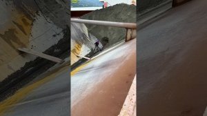 Строительство, разгрузка баржи