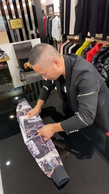 Как компактно сложить куртку #лайфхак @98462383478