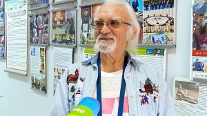 Фотожурналист из Душанбе превратил подъезд своего дома в библиотеку и галерею