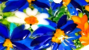 Часы ручной работы из цветного стекла Русское поле с васильками