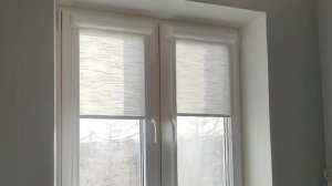 Светло-серые кассетные рулонные шторы UNI 2 стильное и функциональное решение для кухни.