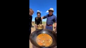 Монгольский Бату готовит колбасу из требухи и баранины! #монголия #еда #кулинария #вкусно