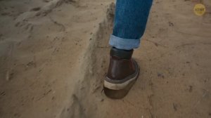 Они извлекают миллионы тонн песка из пустыни - что они ищут?