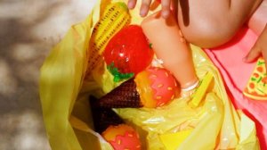 Майя и волшебные русалки: играем в бассейне!