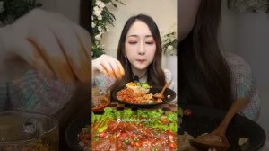 Video by Мукбанг. ASMR. Китайцы едят на камеру. Мокбанг (720p) (1)