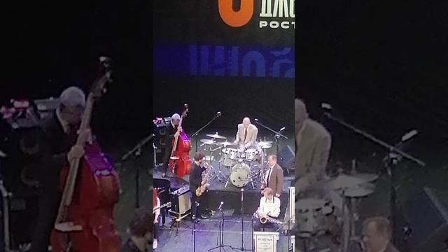 Игорь Бутман-саксофон. Поёт Олег Аккуратов