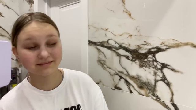 ВЛОГ Сходили в кино ВСЕЙ СЕМЬЕЙ ! Алиса купила новые сережки и СШИЛА КРАСИВЫЙ ФАРТУК ! смотреть онлайн