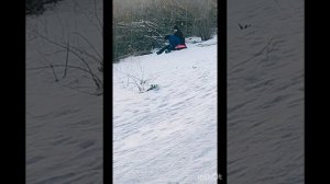 Ребятишки катаются на ватрушках. Я хожу по парку.