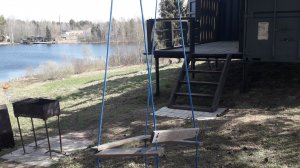 Отдых в лесу в глемпинге Форрест Хоум в Псковской области. Манит к себе озеро Зван и голубое небо.