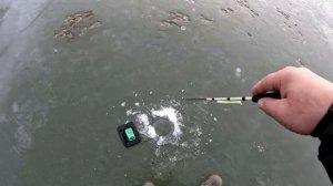 ПЕРВЫЙ ЛЁД 2025-26!  СУДАК на БАЛАНСИР!!! БЛЕСНЕНИЕ окуня по ТОНКОМУ ЛЬДУ! Окунь ЖАДНО ЛУПИТ блесну!