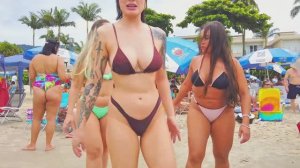 Пляжный вайб: красота океана и красота красивых бразильских женщин в открытых микробикини